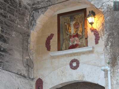 Un tabernacolo custodisce la statuetta di San Nicola